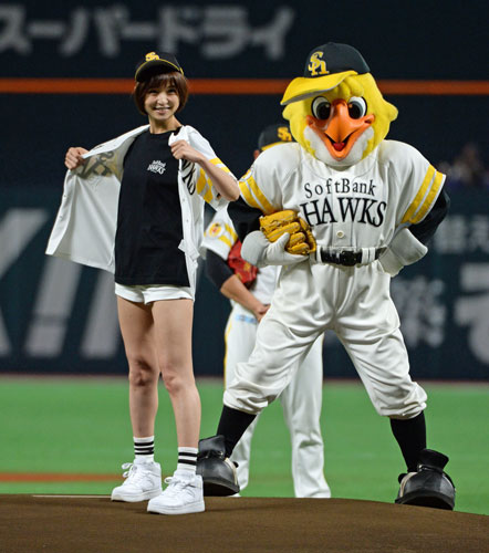 篠田麻里子(29)が球始球式でショーパンから尻肉ハミ出てエロいと話題に009