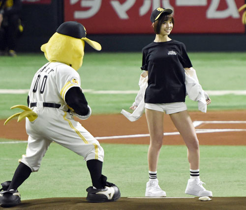 篠田麻里子(29)が球始球式でショーパンから尻肉ハミ出てエロいと話題に010