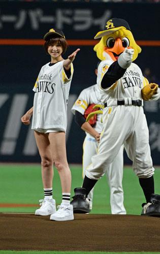 篠田麻里子(29)が球始球式でショーパンから尻肉ハミ出てエロいと話題に011