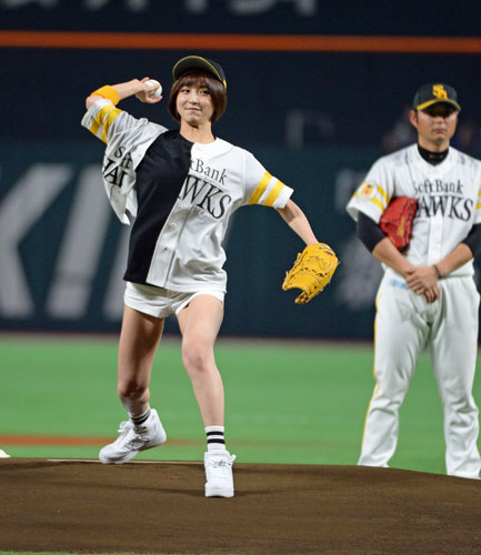 篠田麻里子(29)が球始球式でショーパンから尻肉ハミ出てエロいと話題に013