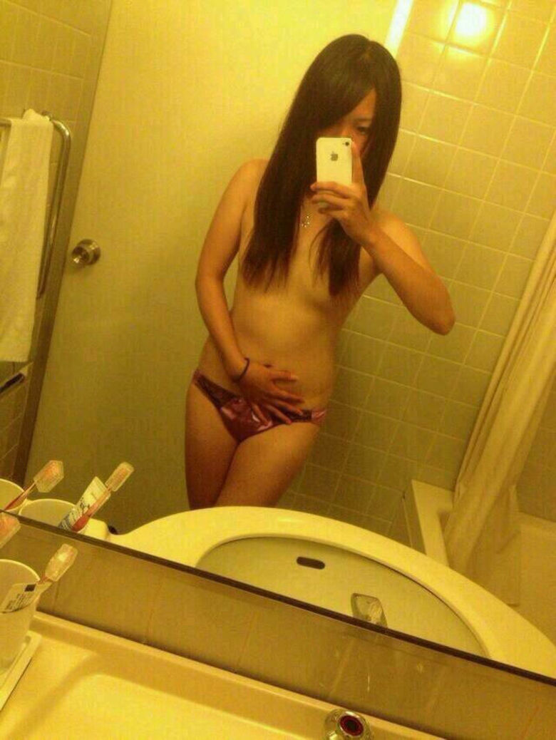 パンイチ エロ画像!パンツ一枚女子の自撮りおっぱいや自撮りを大公開しちゃいます♡005