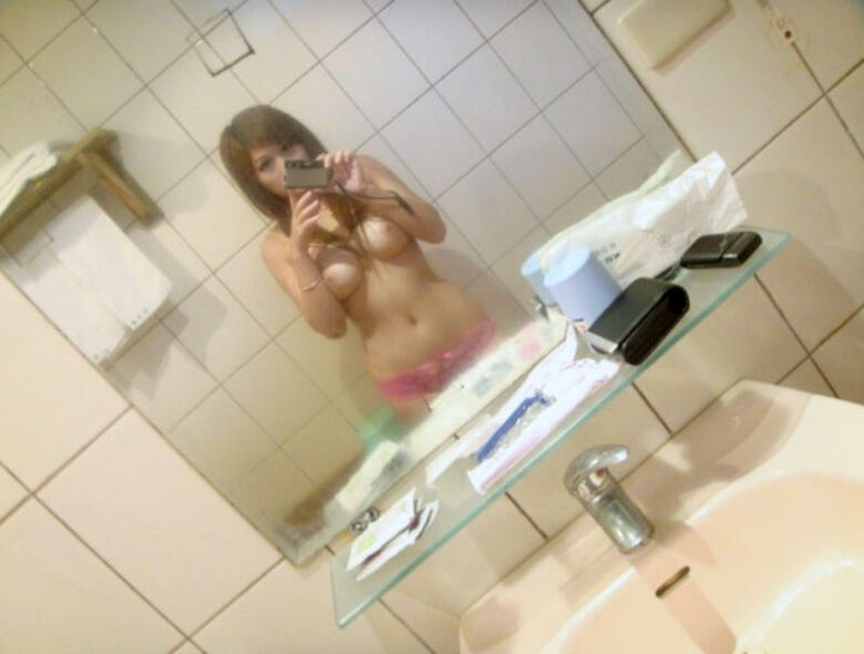パンイチ エロ画像!パンツ一枚女子の自撮りおっぱいや自撮りを大公開しちゃいます♡018