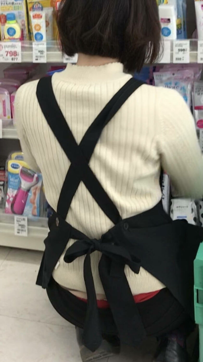 後ろからのパンチラ画像72枚!バックから見える素人女性のパンツやお尻♡太ももがエロくて抜けるぜ!022枚目