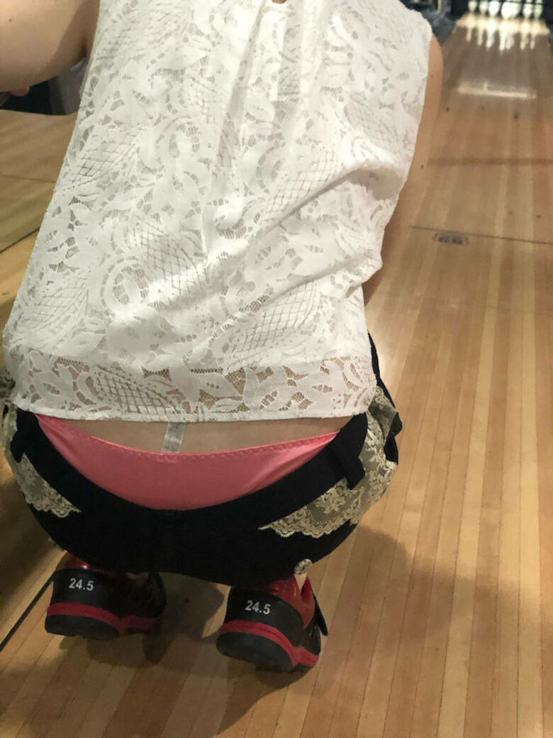 後ろからのパンチラ画像72枚!バックから見える素人女性のパンツやお尻♡太ももがエロくて抜けるぜ!031枚目