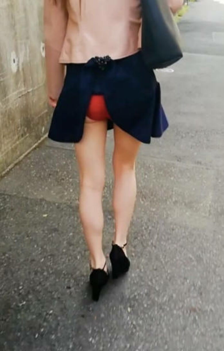 後ろからのパンチラ画像72枚!バックから見える素人女性のパンツやお尻♡太ももがエロくて抜けるぜ!034枚目
