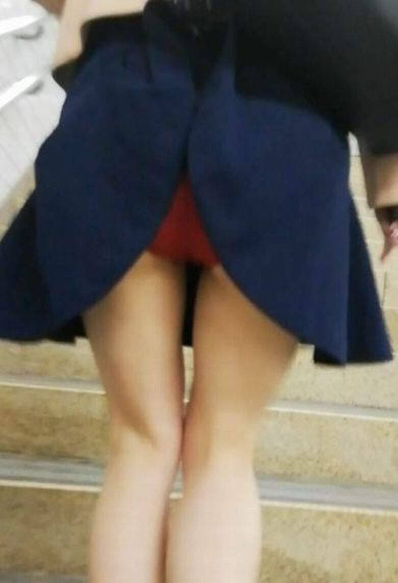 後ろからのパンチラ画像72枚!バックから見える素人女性のパンツやお尻♡太ももがエロくて抜けるぜ!035枚目