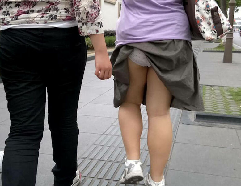 後ろからのパンチラ画像72枚!バックから見える素人女性のパンツやお尻♡太ももがエロくて抜けるぜ!042枚目