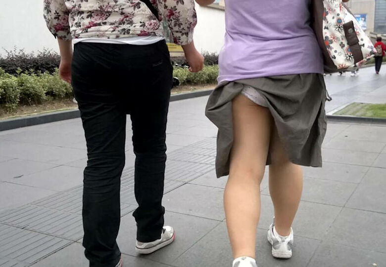 後ろからのパンチラ画像72枚!バックから見える素人女性のパンツやお尻♡太ももがエロくて抜けるぜ!043枚目