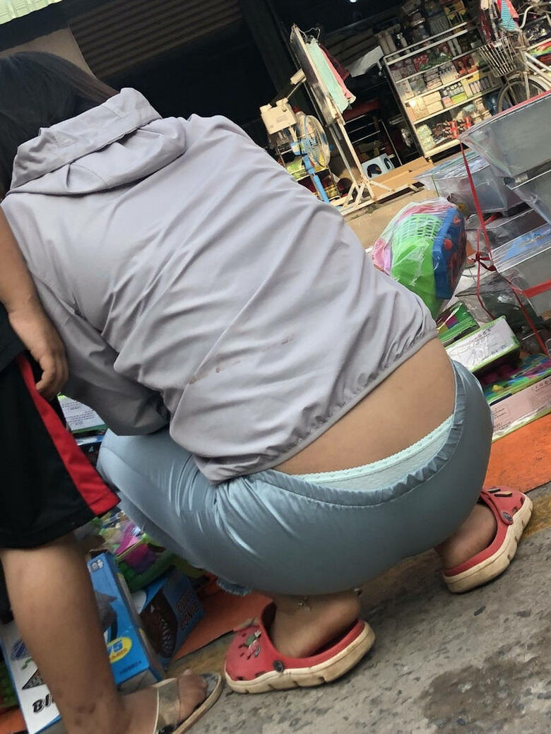 後ろからのパンチラ画像72枚!バックから見える素人女性のパンツやお尻♡太ももがエロくて抜けるぜ!044枚目