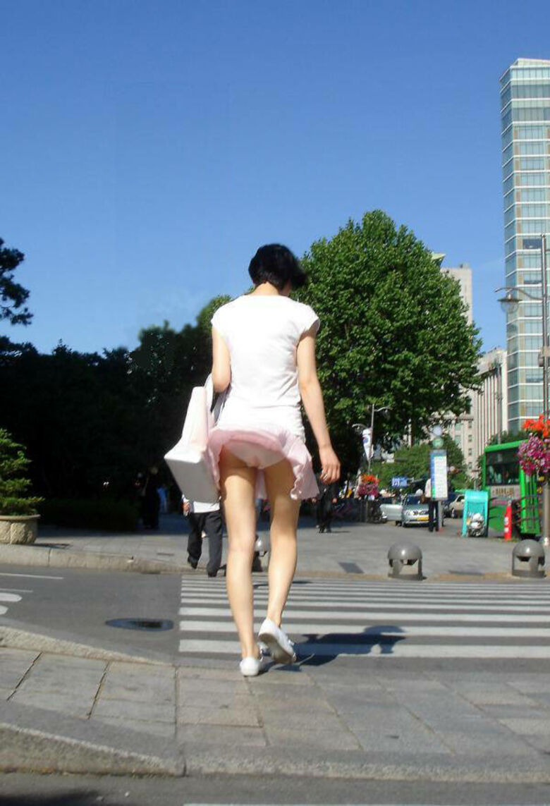 後ろからのパンチラ画像72枚!バックから見える素人女性のパンツやお尻♡太ももがエロくて抜けるぜ!052枚目