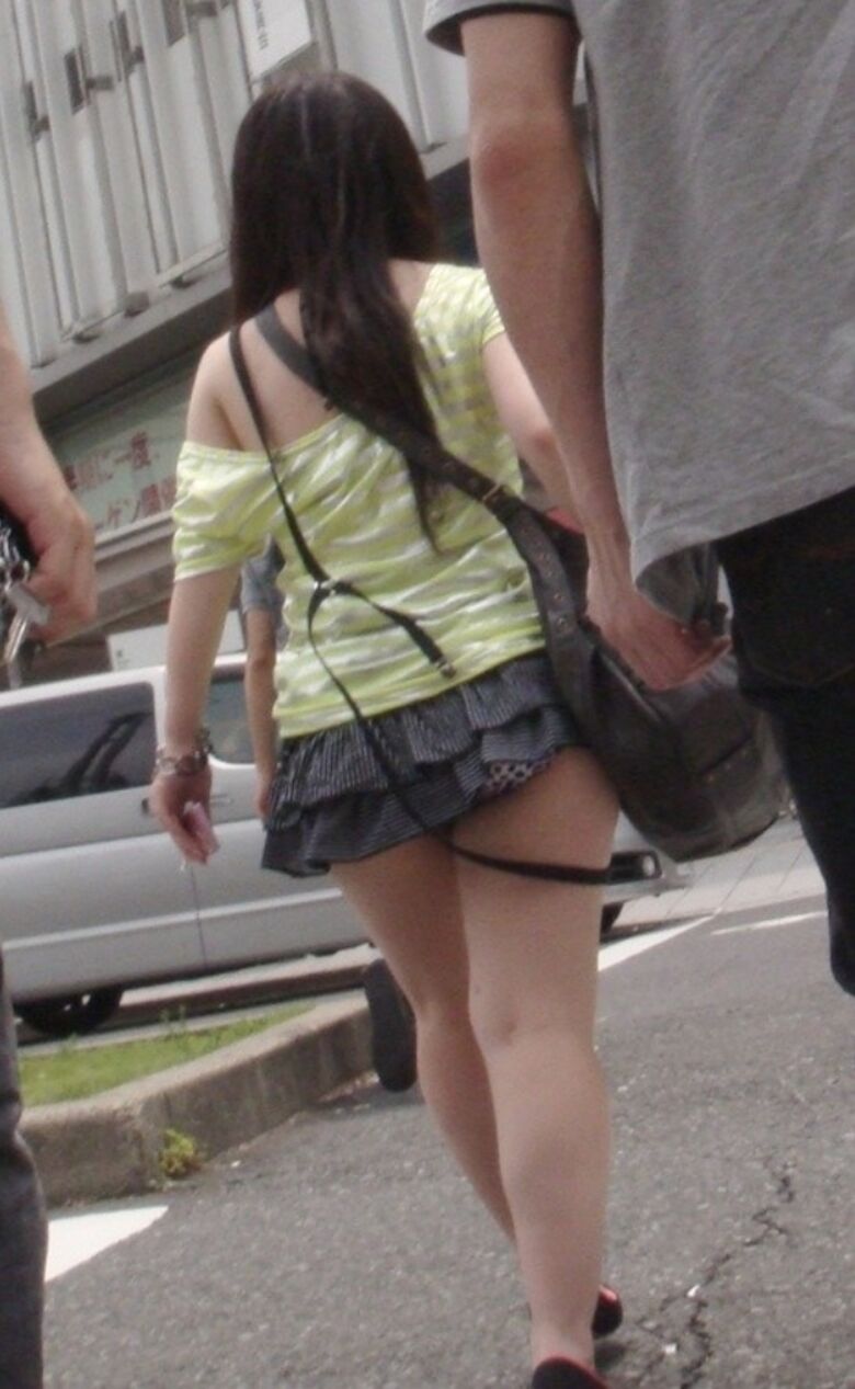 後ろからのパンチラ画像72枚!バックから見える素人女性のパンツやお尻♡太ももがエロくて抜けるぜ!058枚目