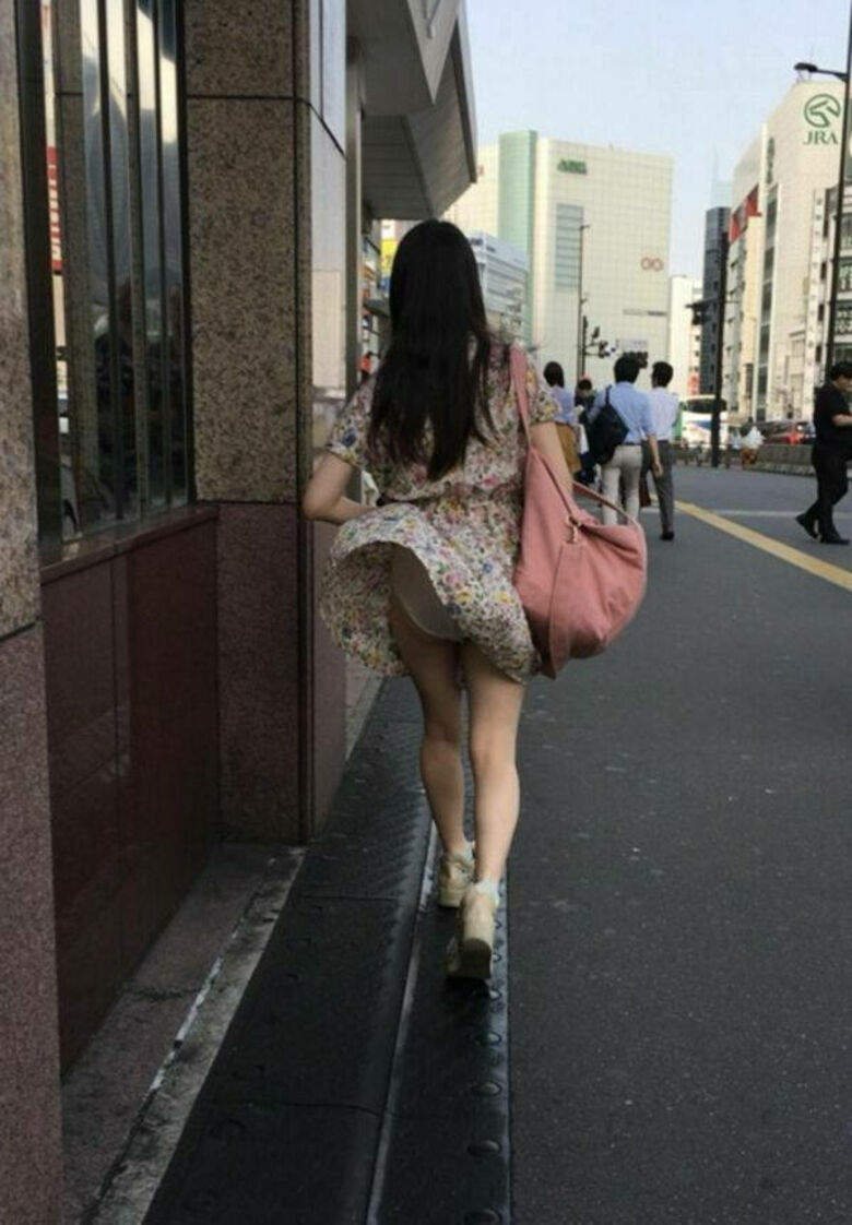後ろからのパンチラ画像72枚!バックから見える素人女性のパンツやお尻♡太ももがエロくて抜けるぜ!060枚目