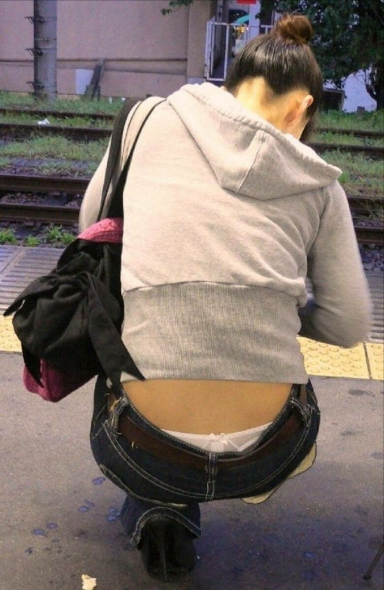 後ろからのパンチラ画像72枚!バックから見える素人女性のパンツやお尻♡太ももがエロくて抜けるぜ!061枚目
