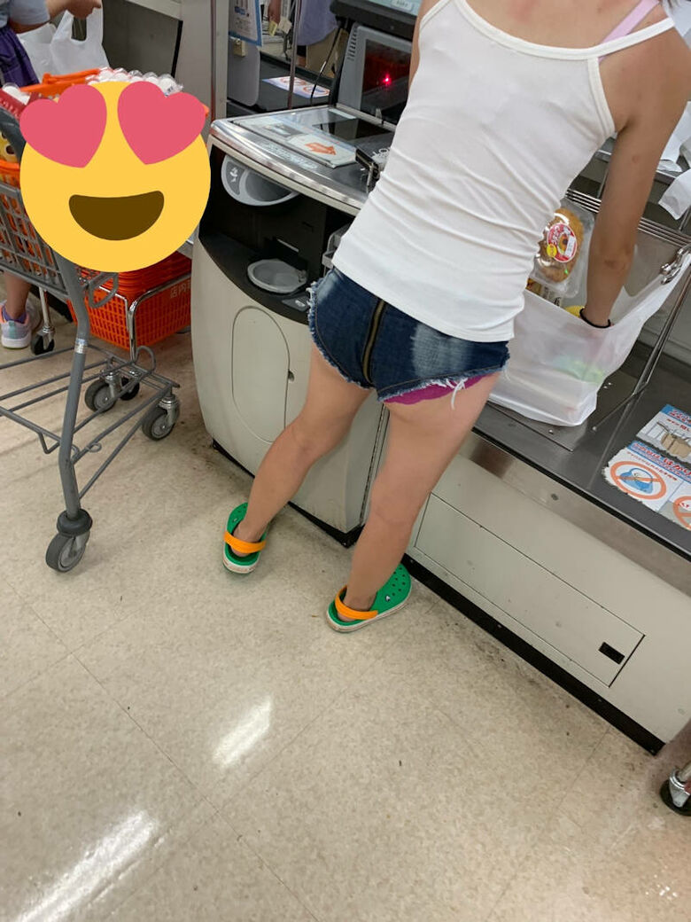 後ろからのパンチラ画像72枚!バックから見える素人女性のパンツやお尻♡太ももがエロくて抜けるぜ!062枚目