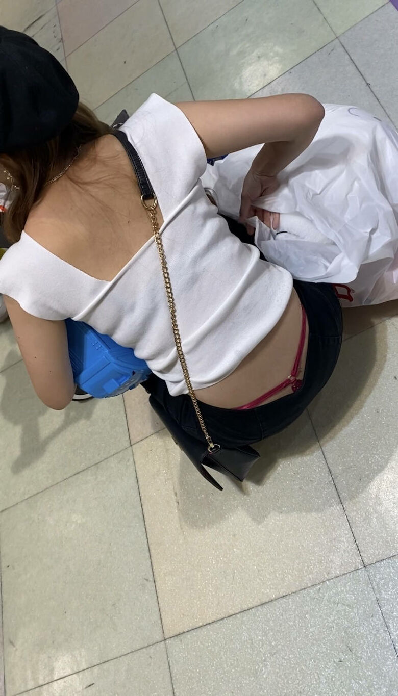後ろからのパンチラ画像72枚!バックから見える素人女性のパンツやお尻♡太ももがエロくて抜けるぜ!065枚目