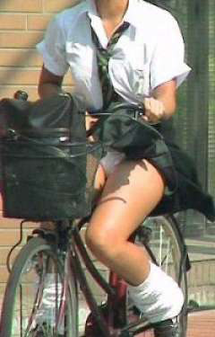 女子高生の自転車パンチラ018