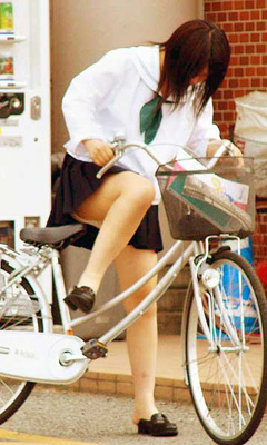 女子高生の自転車パンチラ034