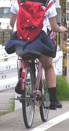女子高生の自転車パンチラ050