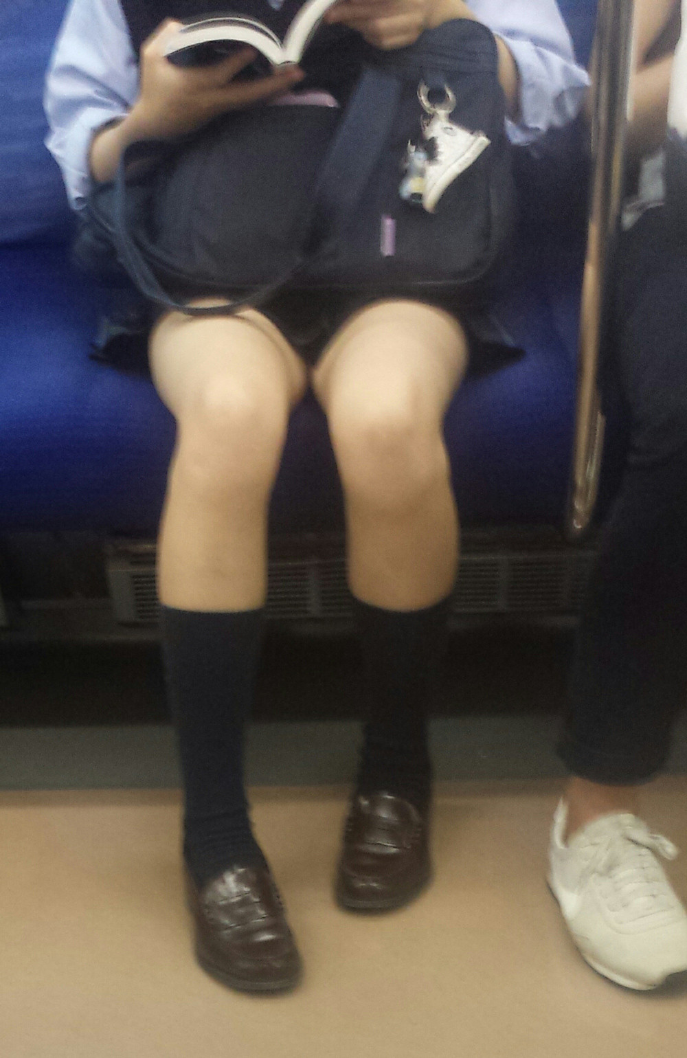 電車内のJKの生足を盗撮したエロ画像001