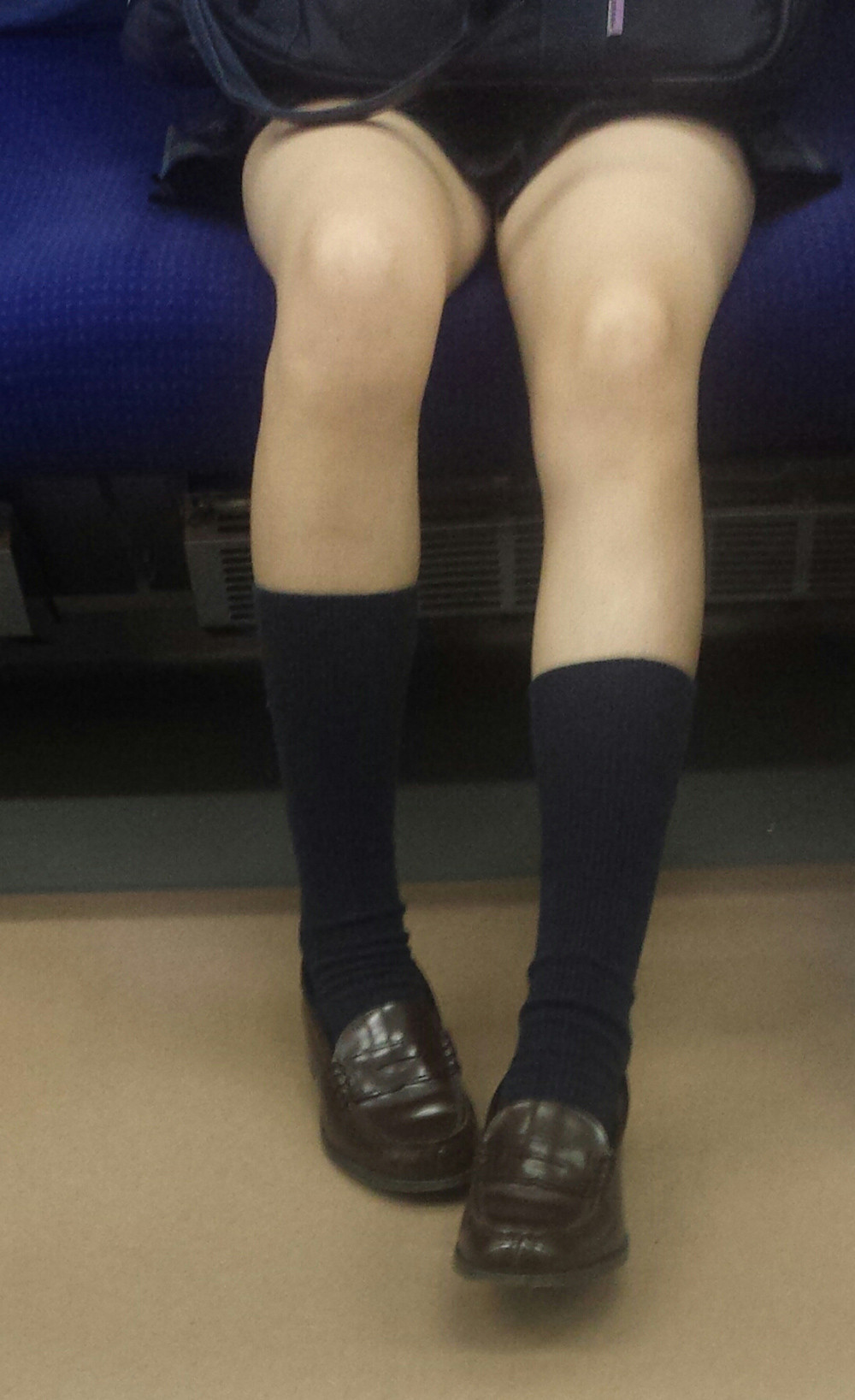 電車内のJKの生足を盗撮したエロ画像006