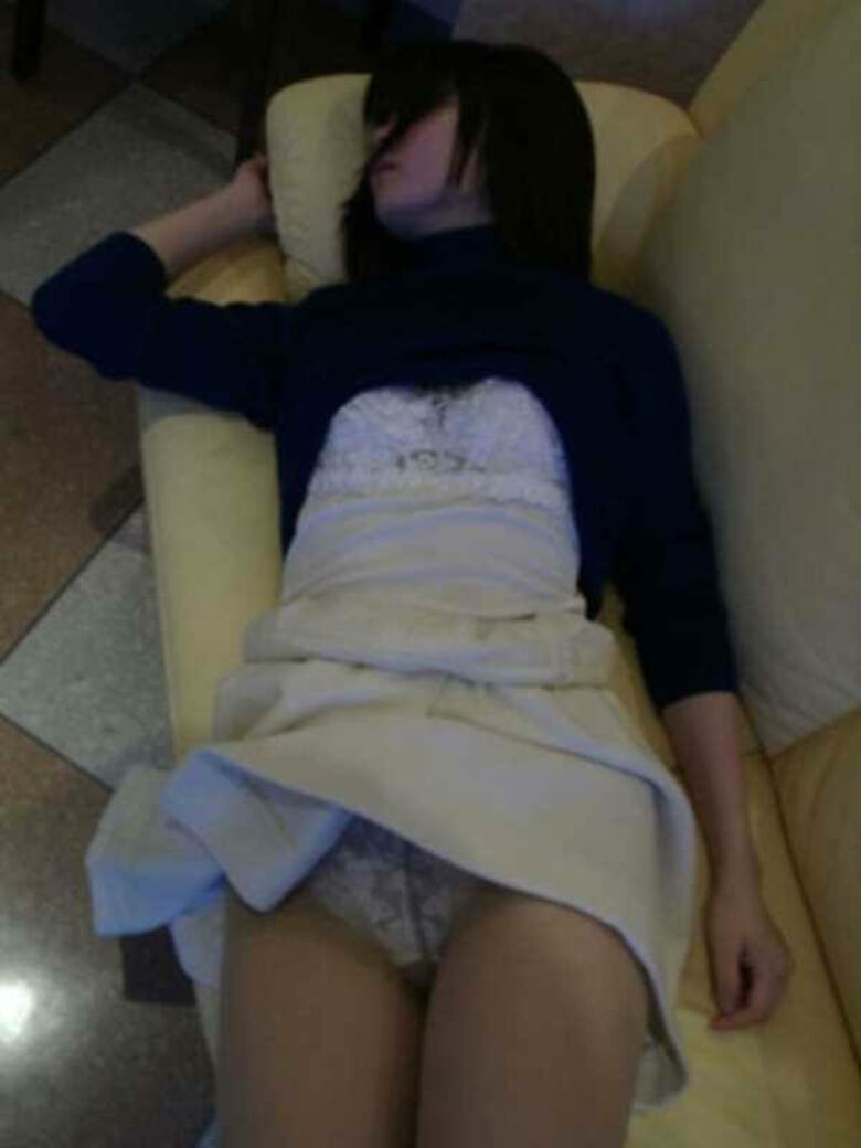 素人パンチラ画像045