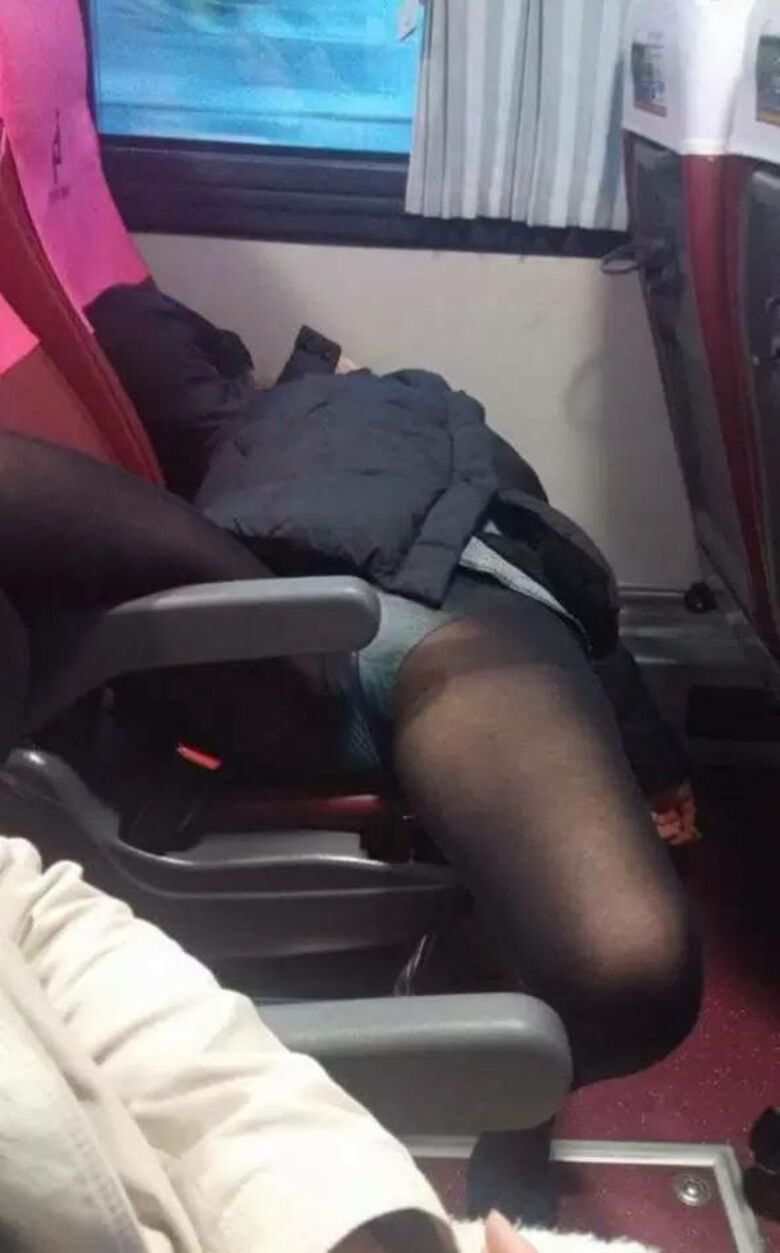 素人パンチラ画像053