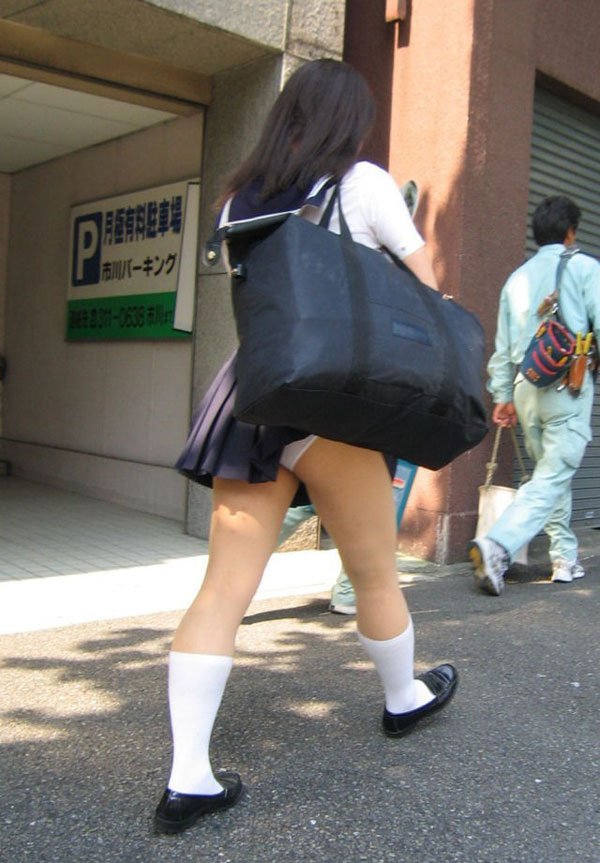 女子校生のスカートが何かに引っ掛かってパンチラしている画像006
