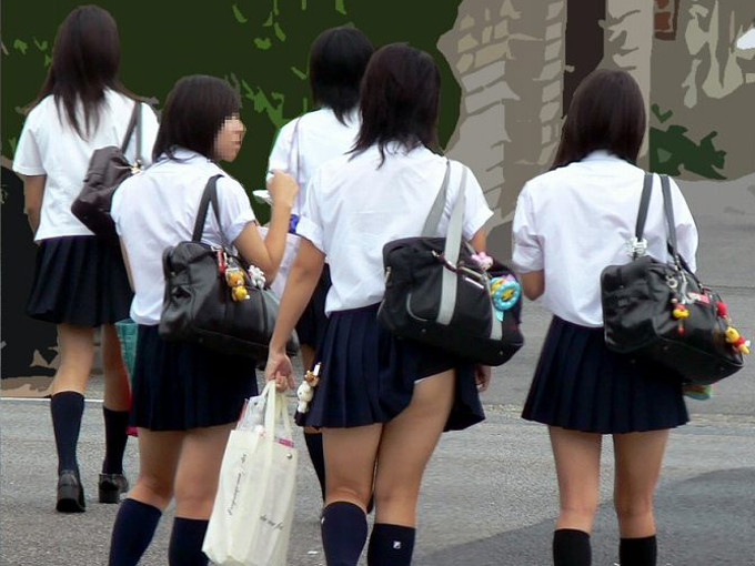 女子校生のスカートが何かに引っ掛かってパンチラしている画像030