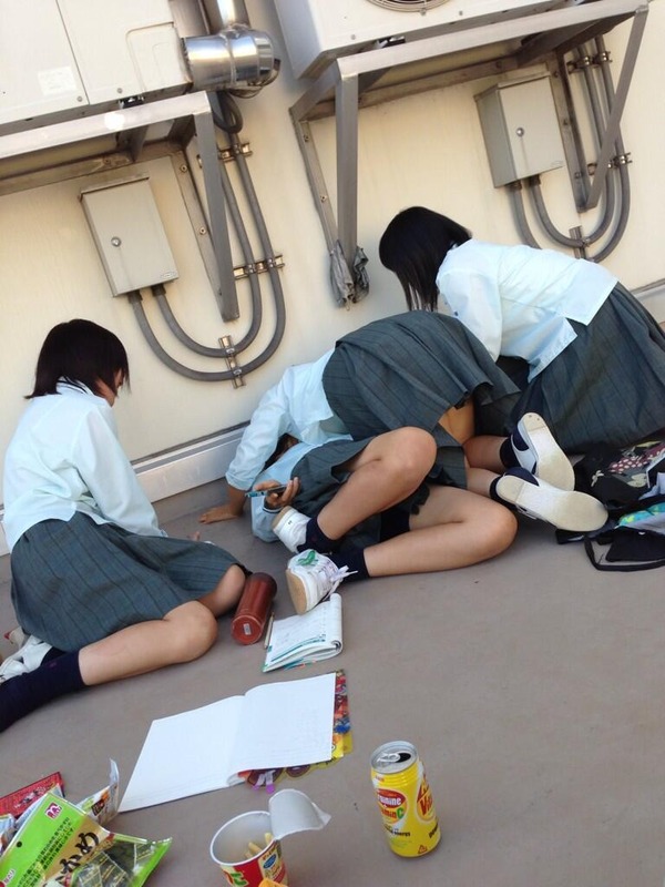 スカートが短かすぎるエッチなJKパンツのエロ画像31枚004枚目