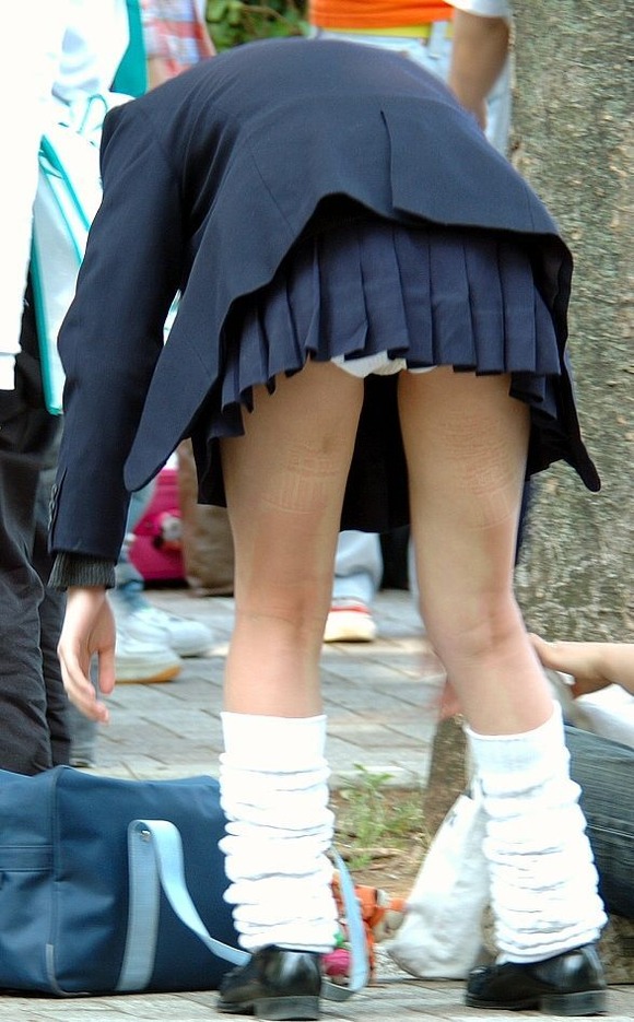 スカートが短かすぎるエッチなJKパンツのエロ画像31枚005枚目