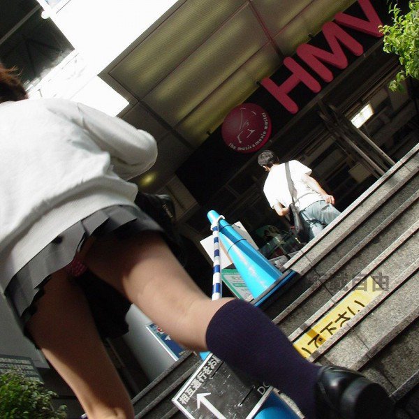 スカートが短かすぎるエッチなJKパンツのエロ画像31枚014枚目