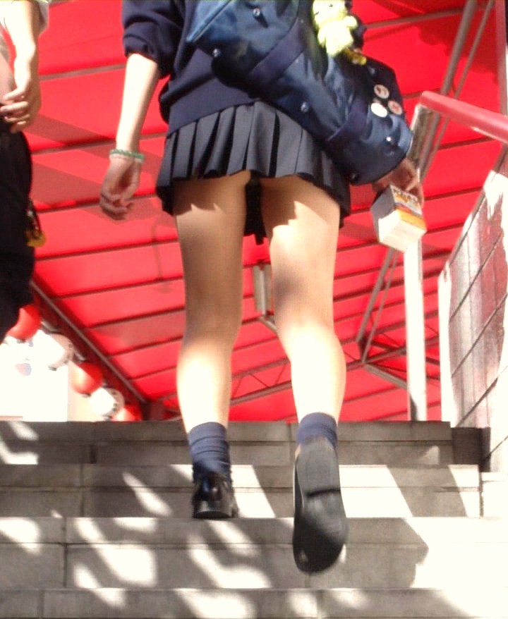 後ろからのパンチラにフォーカスしたエッチなJKパンツのエロ画像33枚008枚目