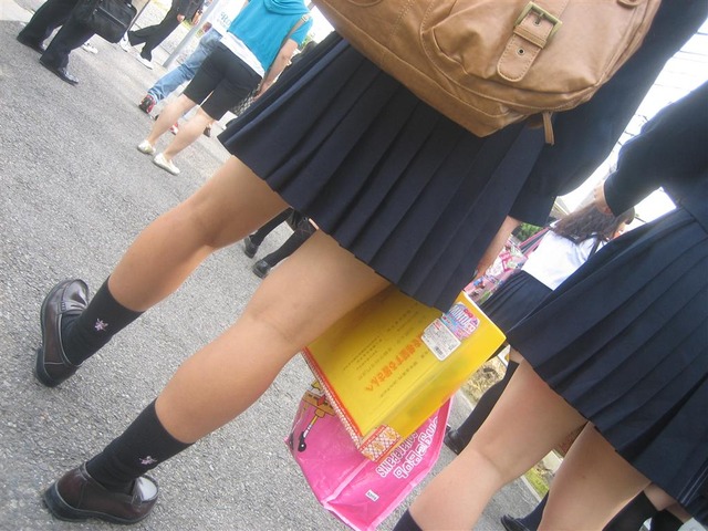 後ろからのパンチラにフォーカスしたエッチなJKパンツのエロ画像33枚017枚目