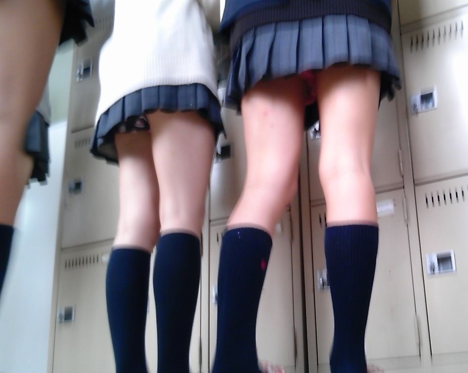後ろからのパンチラにフォーカスしたエッチなJKパンツのエロ画像33枚021枚目
