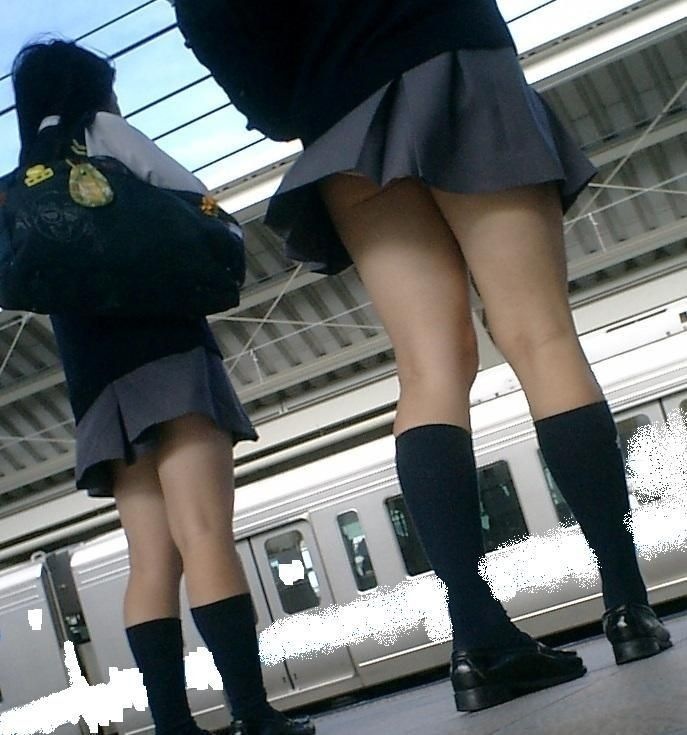 後ろからのパンチラにフォーカスしたエッチなJKパンツのエロ画像33枚023枚目