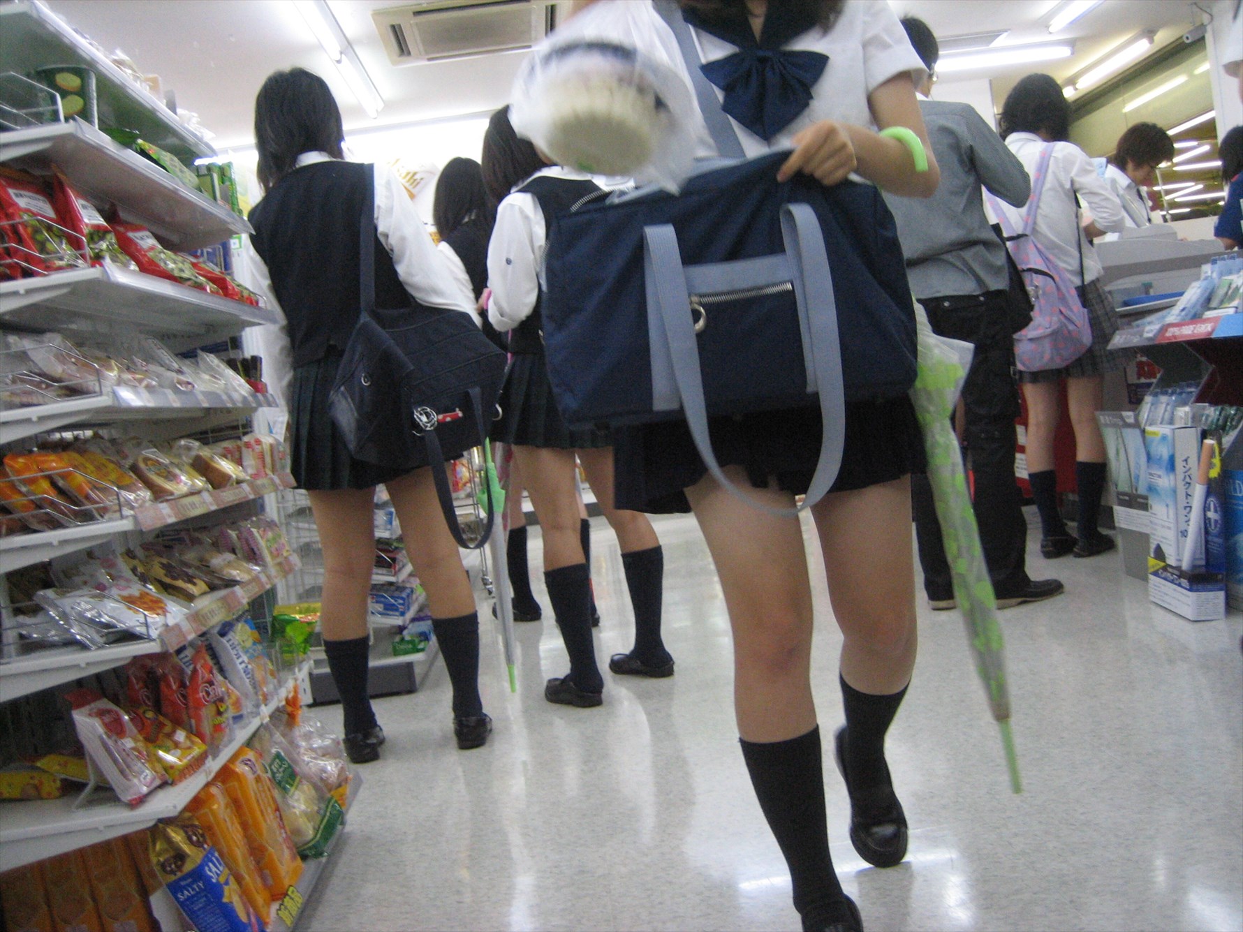 登下校中の女子校生はスカート短すぎてエロ目線でしか見れない014