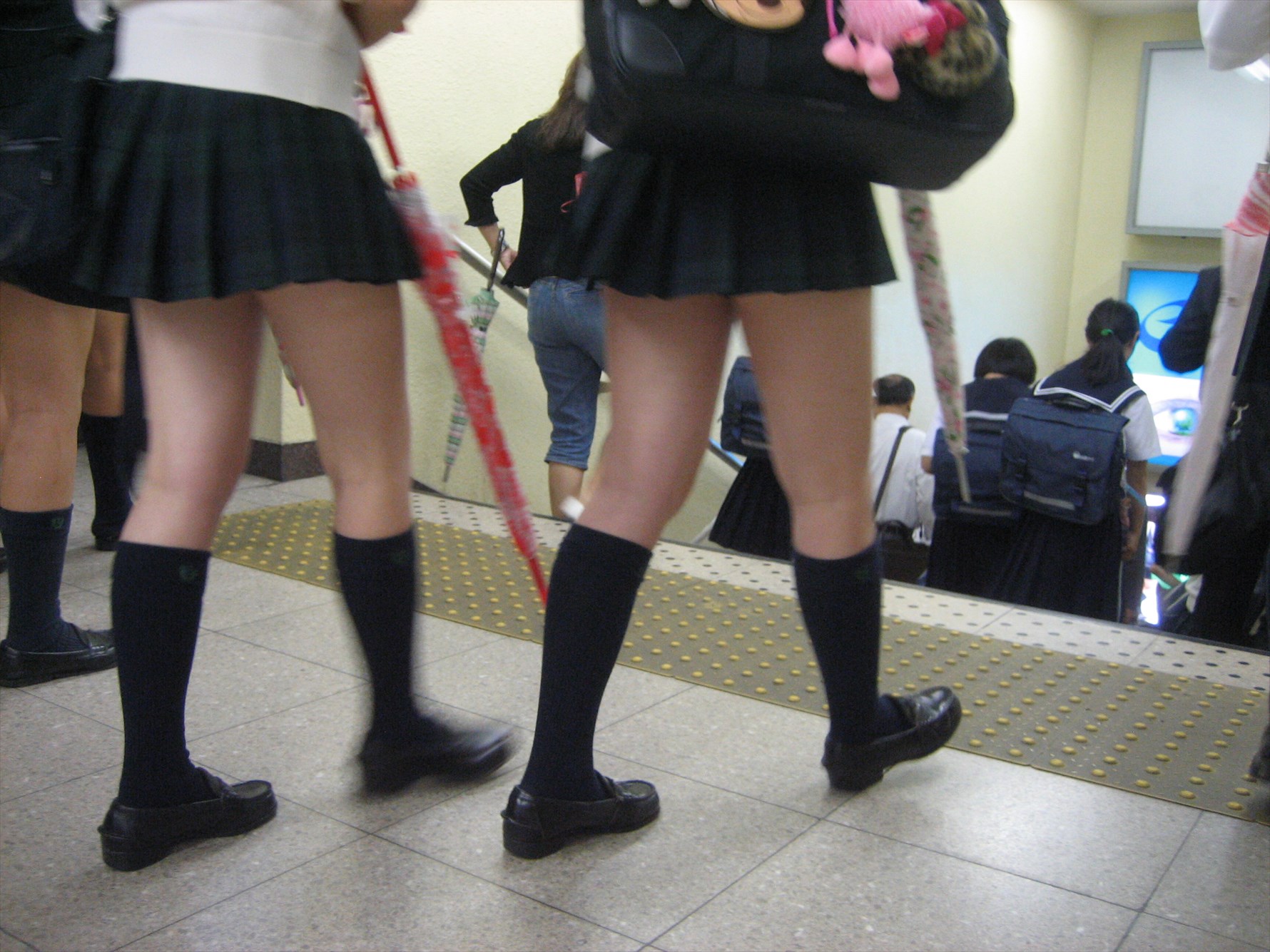 登下校中の女子校生はスカート短すぎてエロ目線でしか見れない018