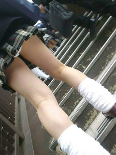女子高生の階段パンチラ001
