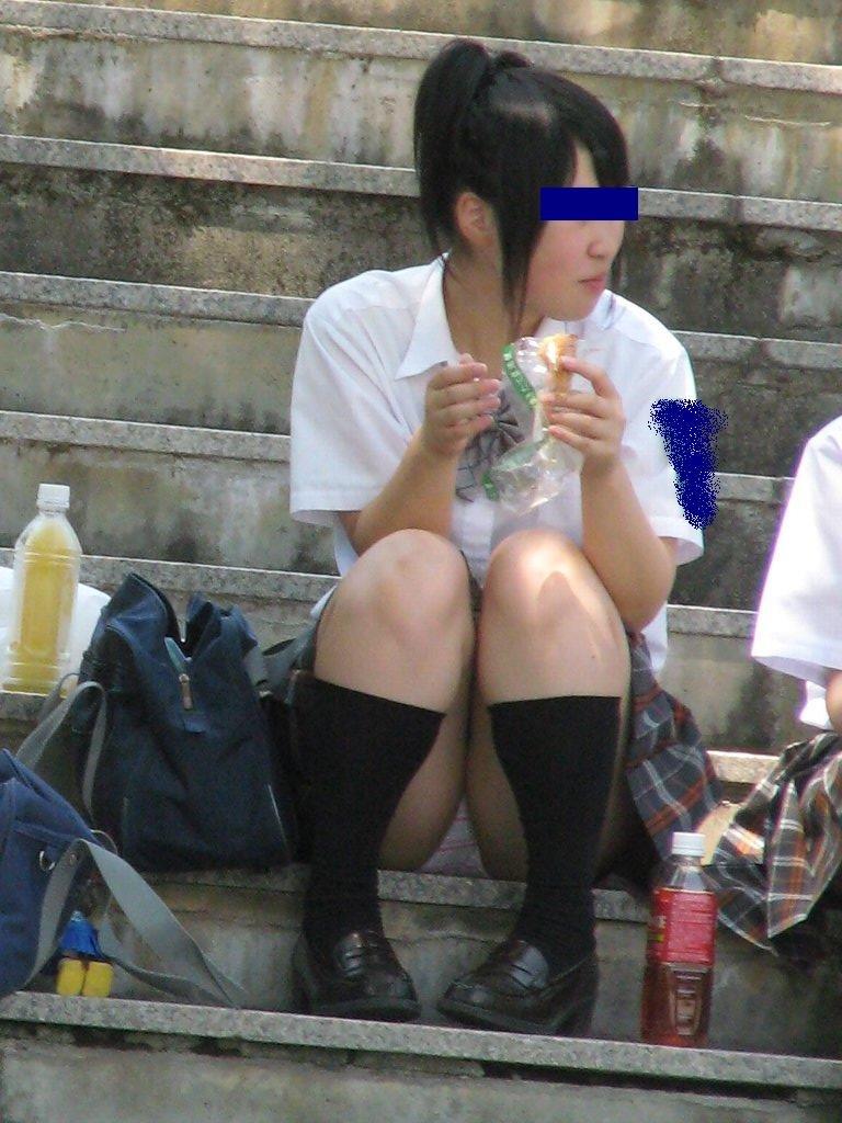 素人女子高生の街角座り・しゃがみパンチラ027