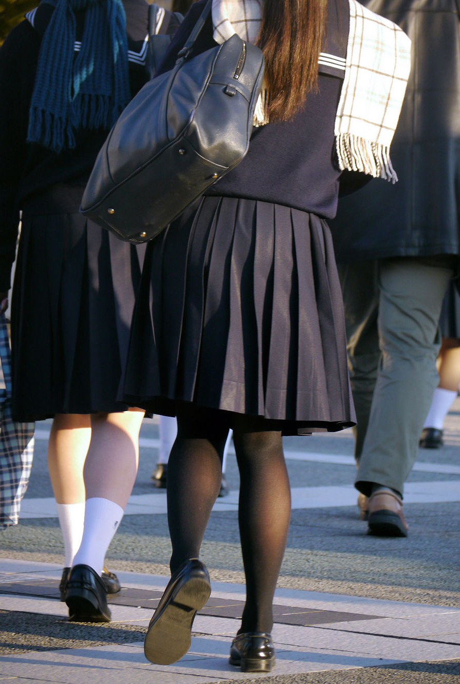 JKの太ももがエロい画像を集めてみたぜ！貴重なパンチラもあるよ!!【厳選36枚】006枚目
