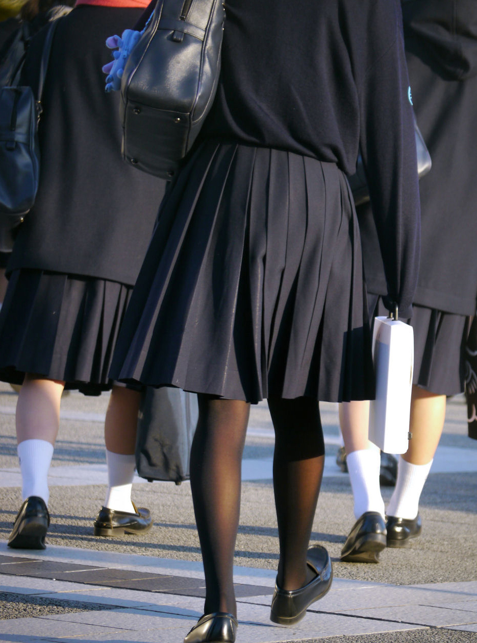 JKの太ももがエロい画像を集めてみたぜ！貴重なパンチラもあるよ!!【厳選36枚】007枚目