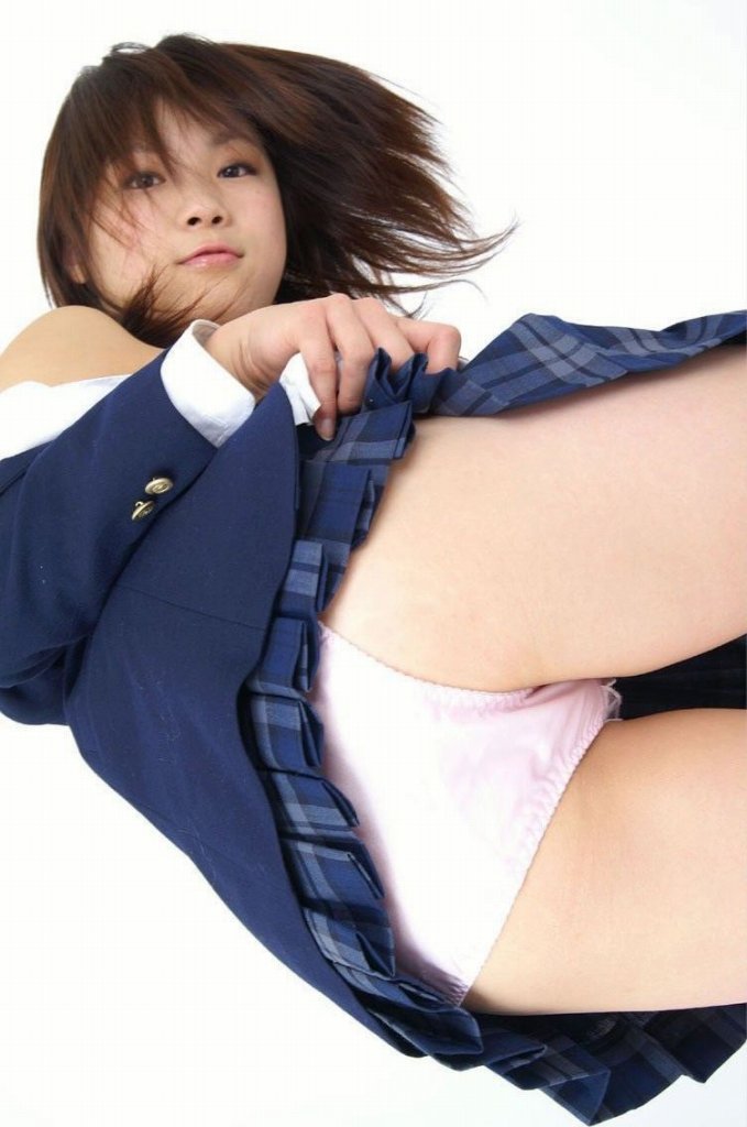 女子高生の制服を着た女の子のパンチラ009