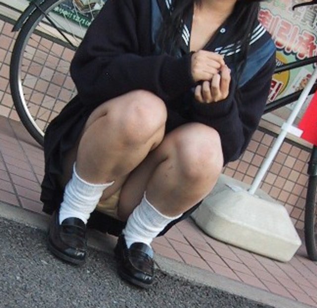 ぱんちら画像31枚!街中で良く見そうなJKのパンチラ画像をまとめてみた!!【天然編】004枚目