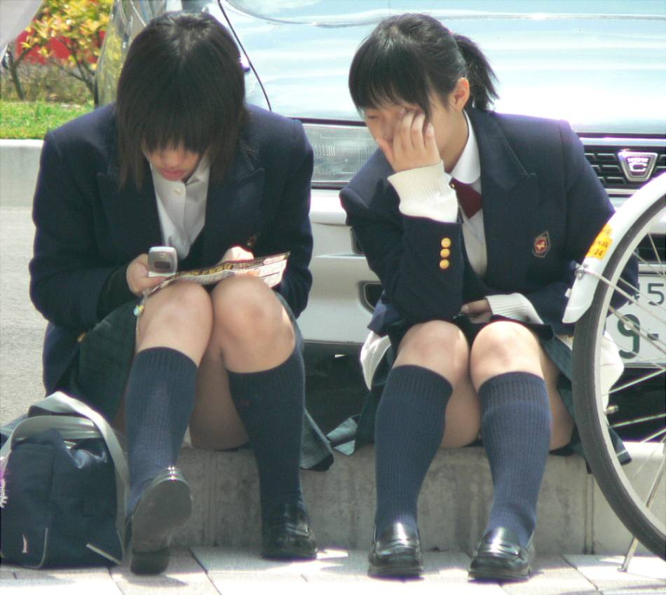 ぱんちら画像31枚!街中で良く見そうなJKのパンチラ画像をまとめてみた!!【天然編】012枚目