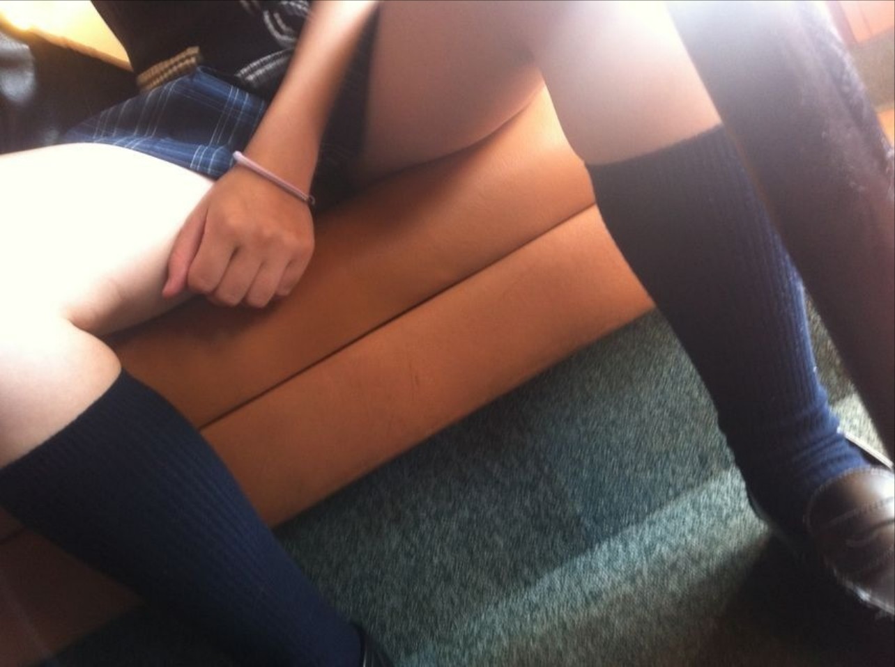 ぱんちら画像31枚!街中で良く見そうなJKのパンチラ画像をまとめてみた!!【天然編】018枚目