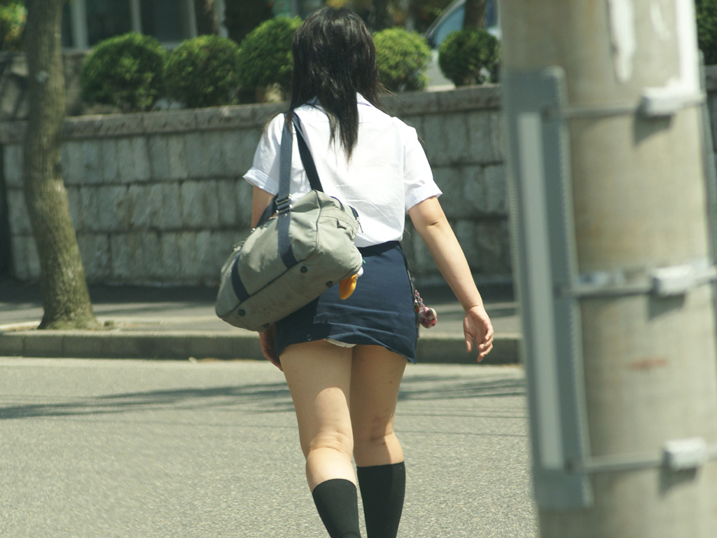 ぱんちら画像31枚!街中で良く見そうなJKのパンチラ画像をまとめてみた!!【天然編】023枚目