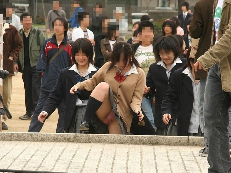 ぱんちら画像31枚!街中で良く見そうなJKのパンチラ画像をまとめてみた!!【天然編】027枚目