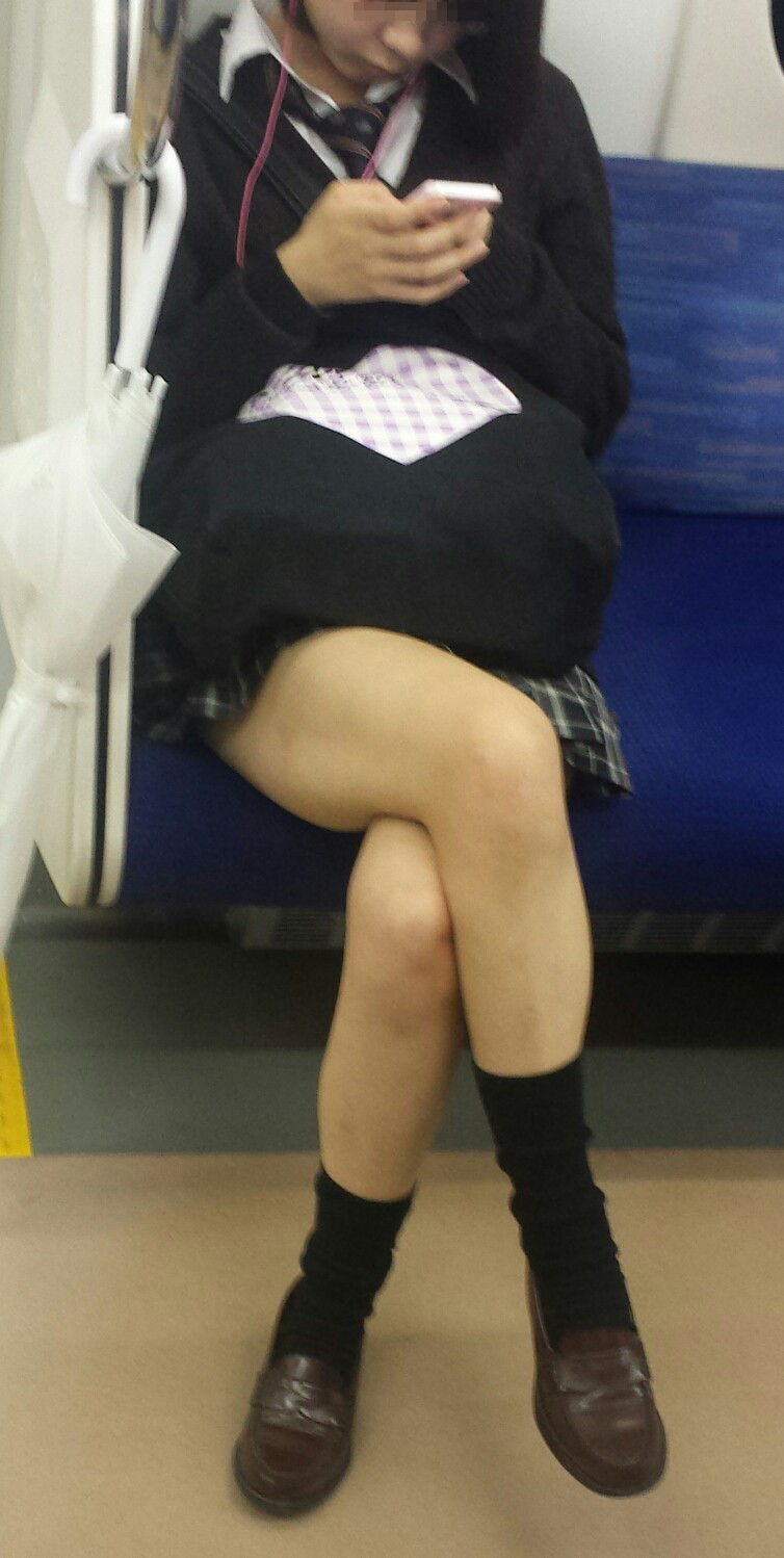 制服JKを電車内で華麗に隠し撮り！ 本物っぽい盗撮エロ画像！008