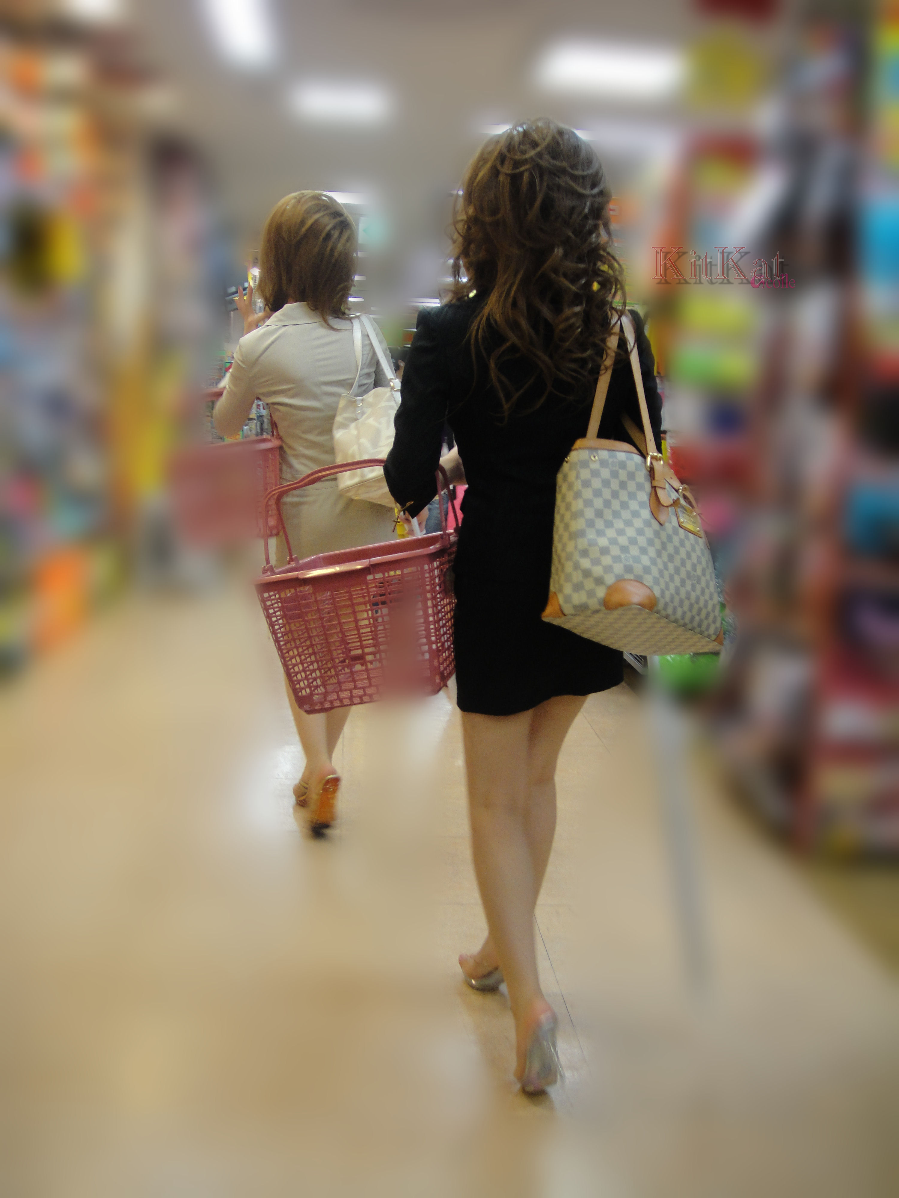 買い物中のミニスカ女性をローアングルでターゲットロックオンｗｗｗ042