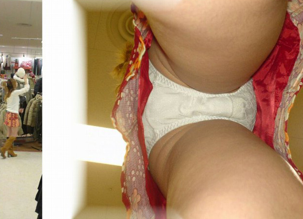 至高の逆さ撮りパンチラ画像！エロい盗撮パンツにお尻 生足が抜ける!!【厳選19枚】017枚目